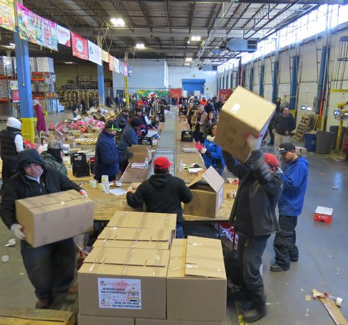 Empacan donaciones para familias necesitadas