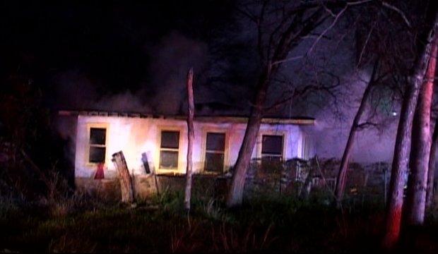 Fuego obliga a una familia a salir de su hogar en medio del frio