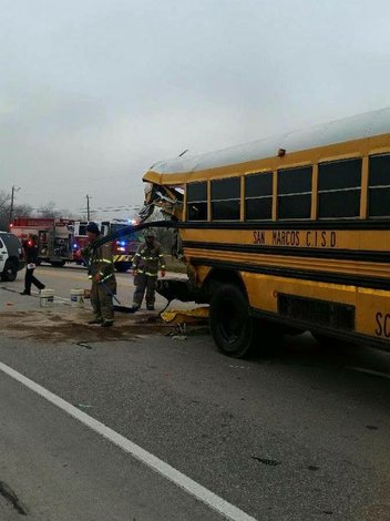 Accidente entre un autobús escolar y camión de 18 ruedas en San Marcos