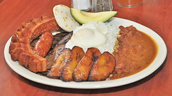 La mejor bandeja paisa o montañera en la ciudad, chuleta de cerdo, pechuga asada, churrasco, arroz con pollo, picada para dos (carne asada, chicharrón, chorizo, chuleta de cerdo, empanadas, tostones, arepas, papa criolla, papa frita, tomate y aguacate), realmente satisface a tres personas.
