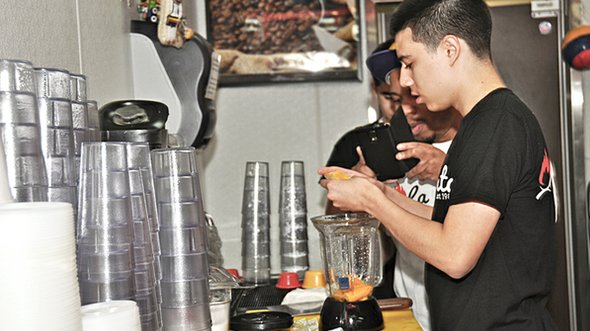 Los jugos o batidos son preparados frescos e individualmente solo con frutas tropicales como maracuyá, lulo, guanábana, mora, papaya, piña, fresa, mango, banano y guayaba. Las opciones: en leche o agua y 16 o 32 onzas.