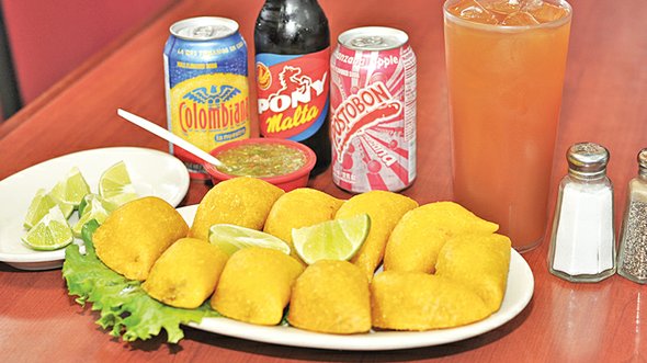 Lo que necesita para empezar son unas empanadas o maduros con queso, tostones con hogao, chorizo con arepa, plátano maduro con queso o el famoso trío: empanada, chicharrón y chorizo, acompañados con plátano maduro, tostón o arepa.