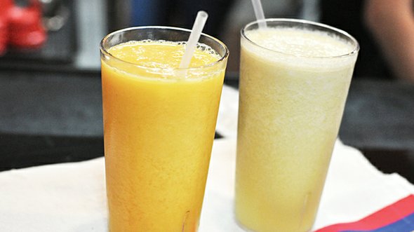 Los jugos o batidos son preparados frescos e individualmente solo con frutas tropicales como maracuyá, lulo, guanábana, mora, papaya, piña, fresa, mango, banano y guayaba. Las opciones: en leche o agua y 16 o 32 onzas.