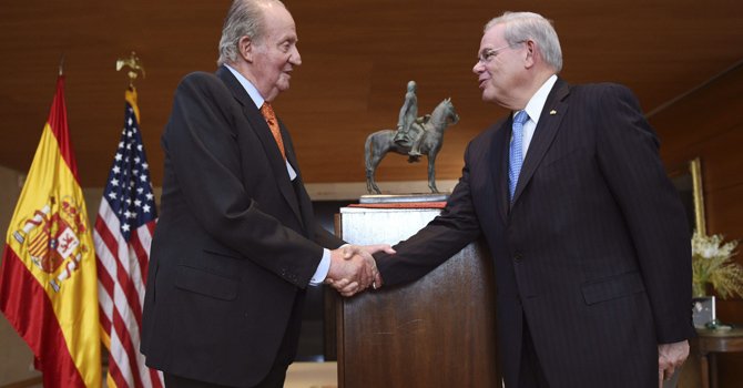 Juan Carlos I premia al senador Robert Menéndez en Washington