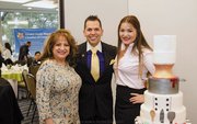 Líderes. (De Izq. A Der.) Rosa Santana junto al presidente de la GAHCC, Mark Madrid, y la empresaria Nelly García.