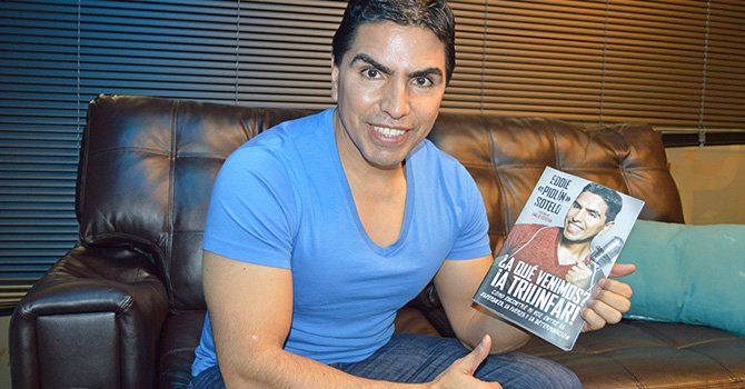 El locutor mexicano de radio Eddie “Piolín” Sotelo posa con su libro ¿A qué venimos? ¡A triunfar! . EFE
