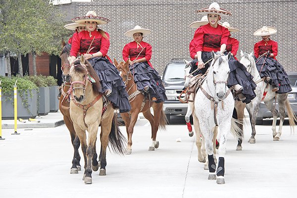 Orgullosas de sus tradiciones, estas mujeres engalanan la fiesta charra y ponen el nombre de México en alto donde quiera que se presentan.