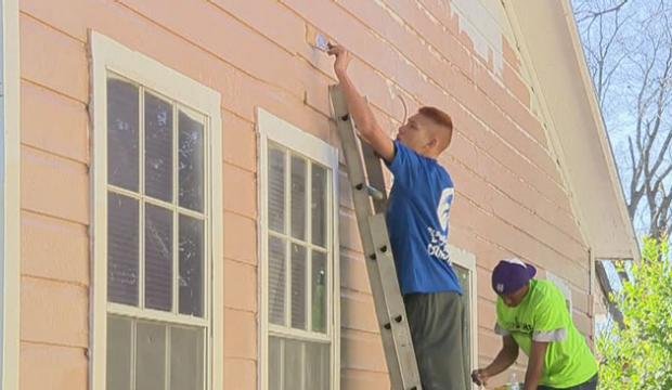 Voluntarios pintaron las casas de ancianos y veteranos discapacitados 