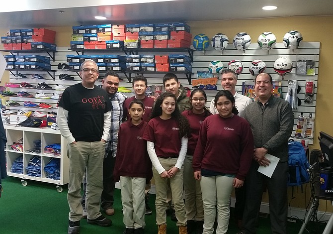 Niños de la escuela Brooke de East Boston visitaron El Planeta Media