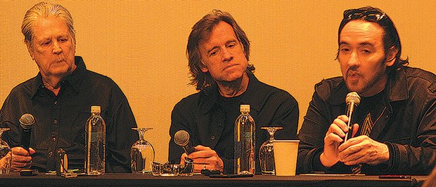 ESTRENO. El cantante Brian Wilson, junto al director Bill Pohlad y el actor John Cusack, durante la presetación de la cinta ‘Love & Mercy’.
