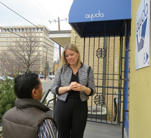 Intimidan a latinos para robarles