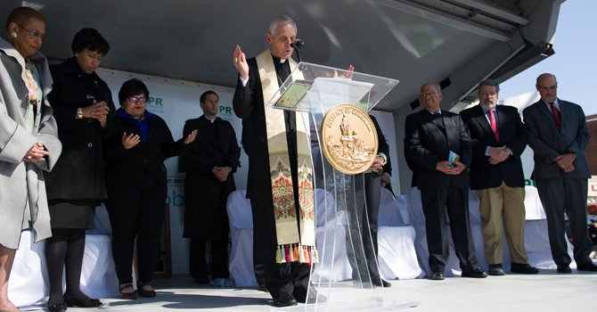 El arzobispo de Washington, cardenal Donald Wuerl durante un servicio religioso en el evento el 21 de marzo de la dedicatoria de un edificio de vecinos de la Mount Pleasant, en DC, al que fuera arzobispo salvadoreño Monseñor Romero. Asistieron la alcaldesa de DC, Bowser, y el embajador de El Salvador ante la Casa Blanca, Francisco Altschul.