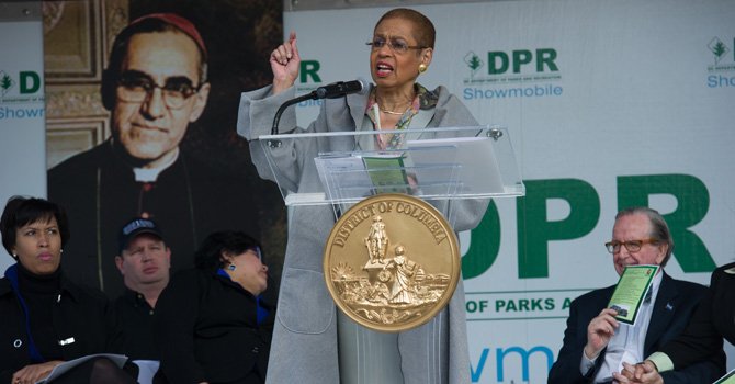 La delegada de DC ante el Congreso, Eleanor Holmes Norton, se dirige a los congregados durante la ceremonia en la que se dedicó un edificio de la Mount Peasant en DC al arzobispo salvadoreño Oscar Romero, el 21 de marzo. Detrás, la alcaldesa de DC, Muriel Bowser y el exconcejal de DC Jim Graham.
