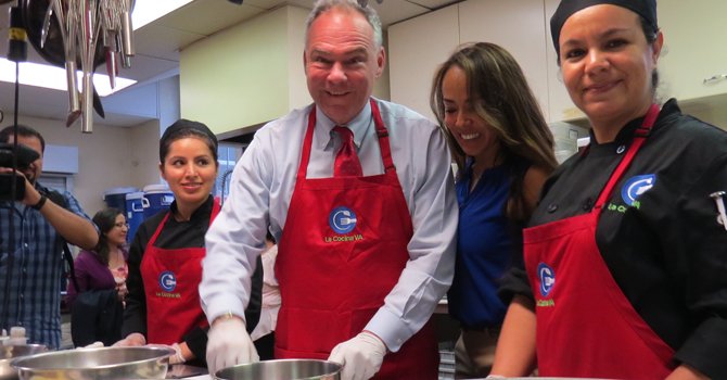 Senador Tim Kaine cocina con latinos e impulsa educación técnica en Virginia