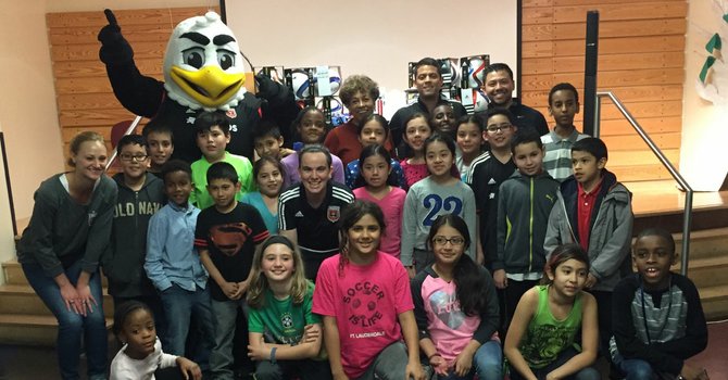 United dona artículos de fútbol a CentroNía