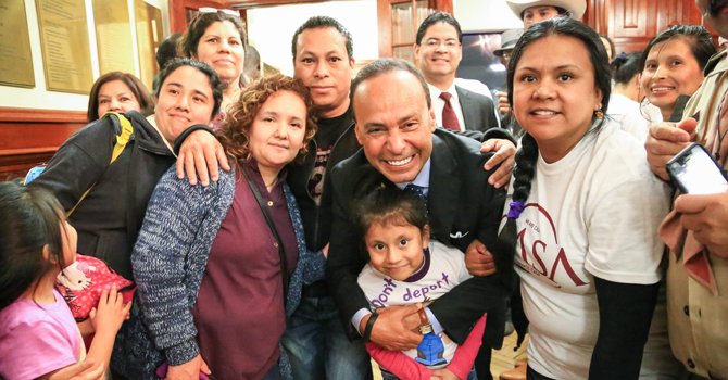 Políticos que gritan con familias inmigrantes