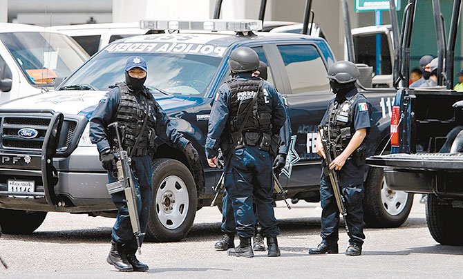 Investigan a policías federales por masacre de 16 personas