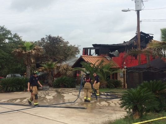 Un incendio destruyó el restaurant Mojo Icehouse Sports Bar and Grill en Lago Vista 
