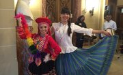 Ericka Moran y Andrea Rodríguez luciendo trajes típicos de Perú y Panamá respectivamente. 