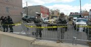 La Guardia Nacional desplegada por orden del gobernador de Maryland, Larry Hogan, protege la Riggs St, junto a una estación de policía, el 28 de abril de 2015 en horas de la tarde.