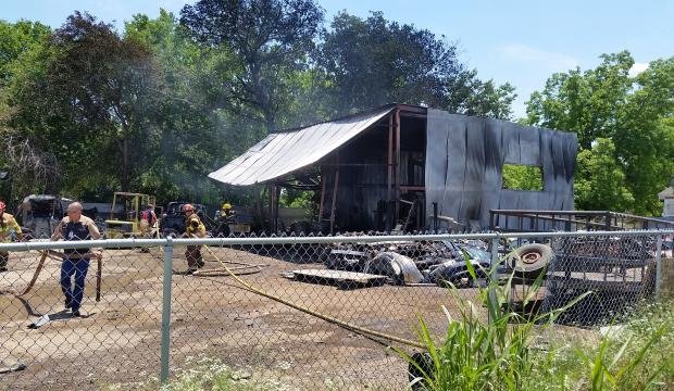Un incendio causó graves daños a un taller mecánico 