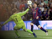 06/05/2015.- El delantero argentino del FC Barcelona Leo Messi (d) marca el segundo gol ante el Bayern de Munich, durante el partido de ida de la semifinal de la Liga de Campeones que se disputa esta noche en el Camp Nou, en Barcelona.