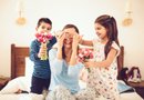 Para dar con los colores y tonos que mejor le vayan a tu mamá, te recomiendo buscar en su estuche de maquillaje o bien llevar una foto hecha con luz natural a un mostrador de belleza donde te podrán aconsejar sobre qué colores regalar para asegurarte de que das en el clavo.