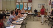 Algunas de las clases de inglés para adultos, patrocinadas por el CMR, se imparten en salones de la Maryvale Elementary School en Rockville, MD, los días martes y jueves de 6:30 pm a 8:30 pm.
(De der. a izq.) La maestra Marianne Bohr y los estudiantes del nivel intermedio: Natalia Dmitrienko, Araceli Stevars Peláez, María García, Irxna Drozd, Anastasia Kishchukova, Kang Mihyun, Kim Duck Bong.

