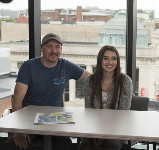 Nestor Falcón y su esposa, inmigrantes de Uruguay, han logrado ahorrar a través de FUEL. Su hija Sofía (a la derecha en la foto) se graduó en la clase 2015 de Chelsea High School y va a estudiar educación infantil en UMass Boston. “FUEL nos mostró cuáles eran las mejores universidades para ella”, comenta Nestor, trabajador en la industria de la construcción.