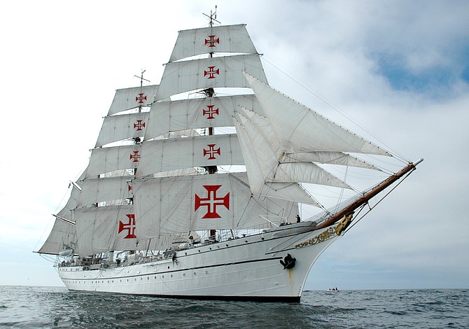 Una serie de buques visitan la bahía de Boston este verano