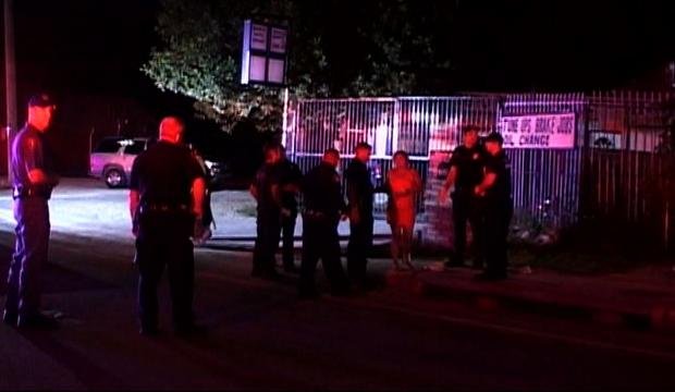 La policía de San Antonio está buscando a una mujer que atropello a 3 personas