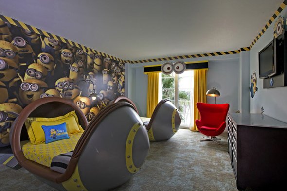 Si quieren dormir acompañados de Minions, el hotel Portofino Bay Hotel ofrece los cuartos con temática de estos personajes.