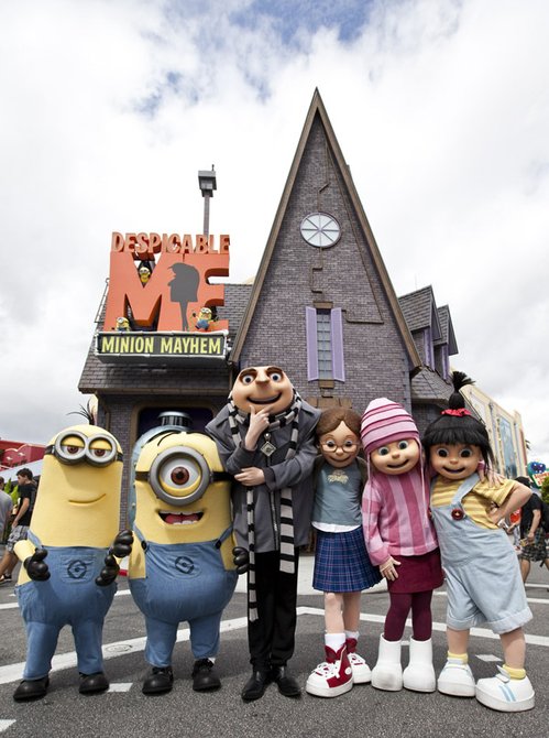 Acompañados por los personajes de la cinta que los dio a conocer, Despicable Me, los Minions tienen su hogar en Minion Mayhem dentro del parque.