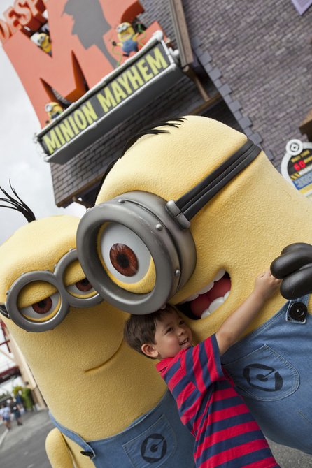 La diversión con los ocurrentes seres no se hace esperar desde el primer encuentro en el Minion Mayhem.