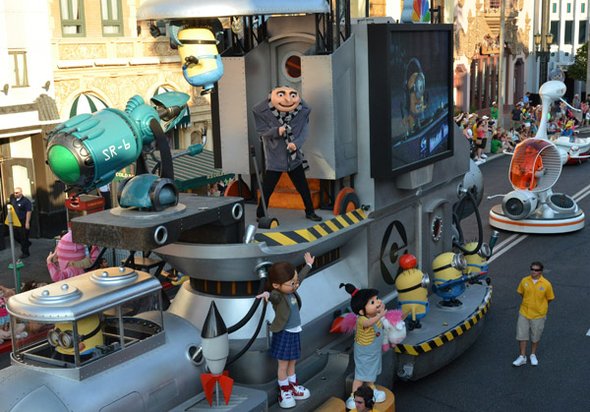 Si invitar a todos a su mundo es importante para los Minions, ellos también salen a recorrer el parque en el desfile que se realiza todos los días. Allí arriba de una de las carrosas van saludando a todos los presentes.