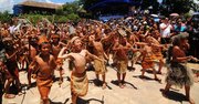 Un grupo de jóvenes vestidos de indígenas participa en la conmemoración del Día al indio Lempira hoy, lunes 20 de julio de 2015, en el municipio de Gracias, departamento de Lempira al oeste de Honduras. 