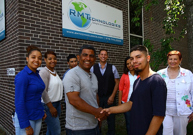 Emprendedor dominicano de Lawrence crea una beca para estudiantes de ingeniería