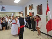 Una pareja de niños baila la tradicional marinera entonada en la voz de la cantante Dayán Aldana en el consulado general de Perú en Washington.
