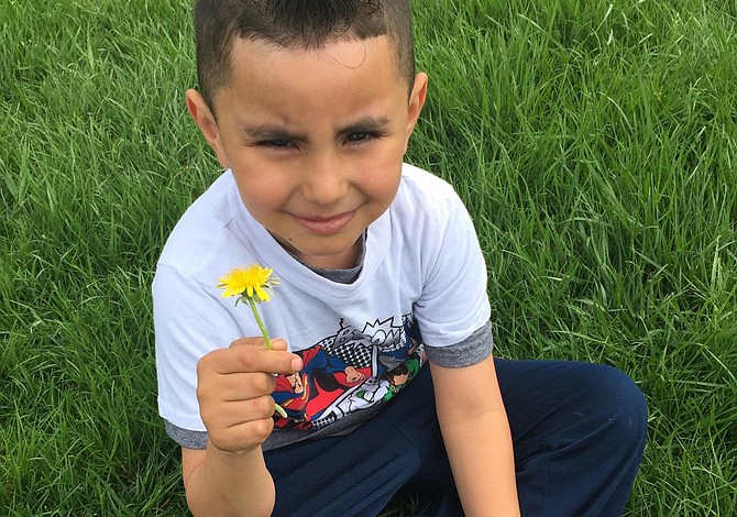 East Boston: premian al alumno de Kindergarten que nunca faltó a clases, con beca de $5000