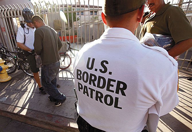 Agente fronterizo acusado de traficar inmigrantes
