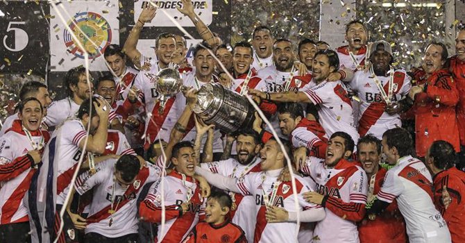Hinchas de River Plate desafían lluvia torrencial y toman centro Buenos Aires