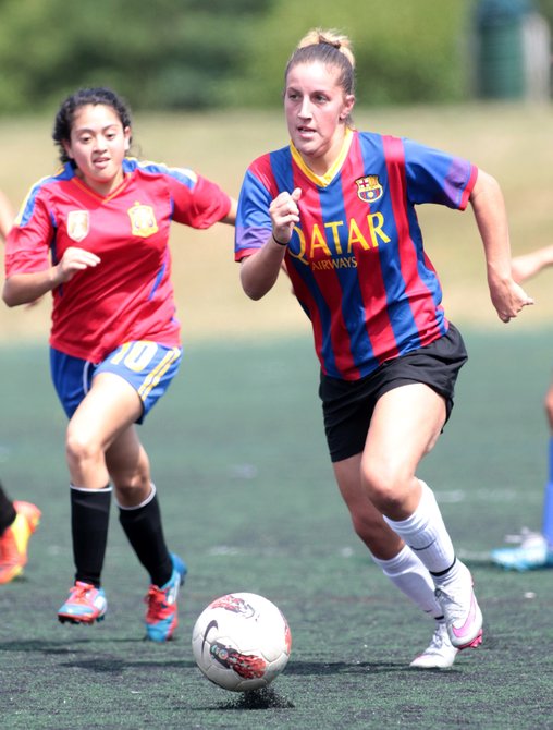La estadounidense Paige Pierson (der.), de Las Coronitas, fue nombrada Jugadora Más Valiosa de la American Soccer League de Herndon, Virginia.
