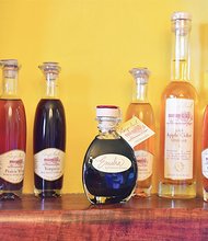 George Johnson solía producir vino, hasta que el novio de su hija le dijo “su vino haría un gran vinagre”. Ahora él produce los mejores vinagres artesanales a nivel nacional. (georgepaulvinegar.com)