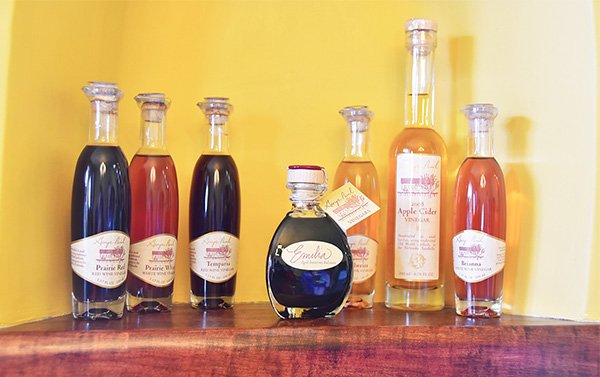 George Johnson solía producir vino, hasta que el novio de su hija le dijo “su vino haría un gran vinagre”. Ahora él produce los mejores vinagres artesanales a nivel nacional. (georgepaulvinegar.com)