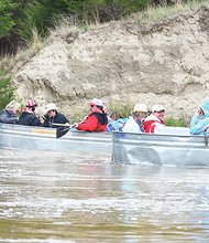 Mitch y Patty Glidden de Sandhills hotel y renta de canoas, tuvieron la brillante idea de usar los tanques metálicos donde bebe el ganado para poner a flote grupos de hasta ocho personas en las aguas tranquilas del río Middle Loup cerca de Mullen. (sandhillsmotel.com)