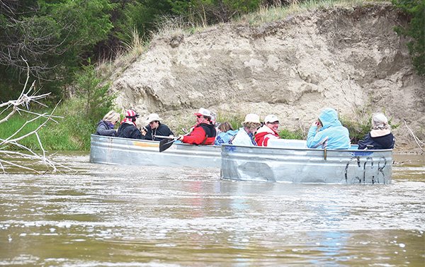 Mitch y Patty Glidden de Sandhills hotel y renta de canoas, tuvieron la brillante idea de usar los tanques metálicos donde bebe el ganado para poner a flote grupos de hasta ocho personas en las aguas tranquilas del río Middle Loup cerca de Mullen. (sandhillsmotel.com)