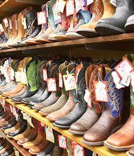 En Valentine, Young’s Western Wear es el "proveedor de todo lo vaquero’, 20,000 pies cuadrados con miles de botas, sombreros, camisas, jeans, vestidos, talabartería y equipo de rodeo. También hay artículos para el hogar, libros, bolsos y joyería. (discountwesternwear.com)