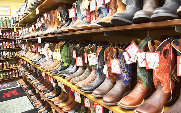 En Valentine, Young’s Western Wear es el "proveedor de todo lo vaquero’, 20,000 pies cuadrados con miles de botas, sombreros, camisas, jeans, vestidos, talabartería y equipo de rodeo. También hay artículos para el hogar, libros, bolsos y joyería. (discountwesternwear.com)