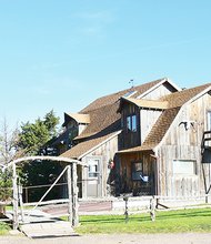 Cerca de Brewster, Lee y Beverly DeGroff operan Sandhills Guest Ranch. Tienen alojamiento y desayuno y ofrecen recorridos a campo abierto por los médanos, tanking y canotaje en el río North Loup. (308) 870-4088