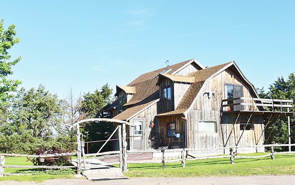 Cerca de Brewster, Lee y Beverly DeGroff operan Sandhills Guest Ranch. Tienen alojamiento y desayuno y ofrecen recorridos a campo abierto por los médanos, tanking y canotaje en el río North Loup. (308) 870-4088
